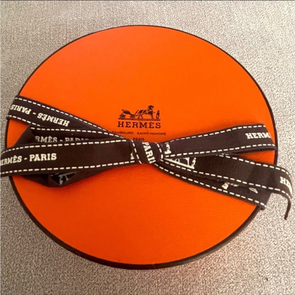 Authentic New HERMES Pleated Scarf - Picture 11 of 11